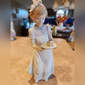 Lladro Daisa "Happy Birthday Girl Cake"  Porcelain # 5429